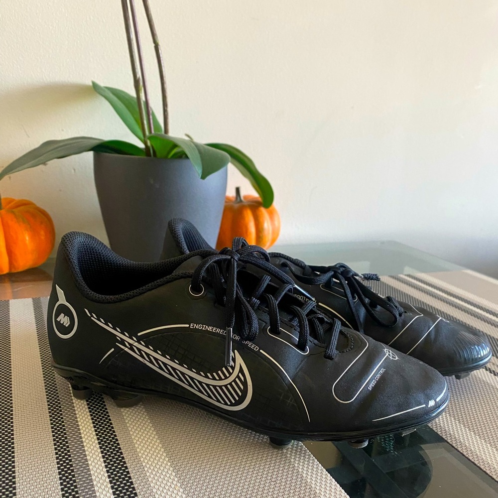 NIKE SOCCER CLEATS  US 5